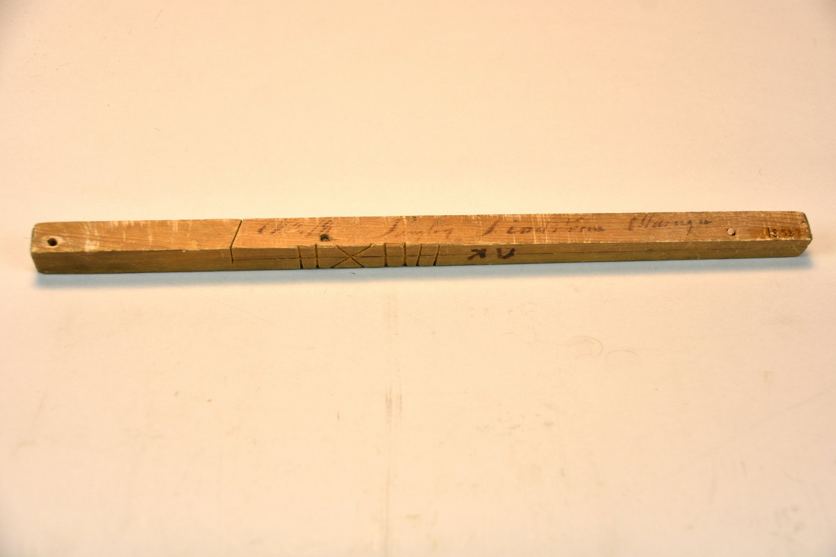 I två delar. Text: "No 18 Tangtorp Lindström Masugn". Brännstämpel: "NK". För var gång stickans båda delar är fulla med sågskåror, hyvlas dessa bort.