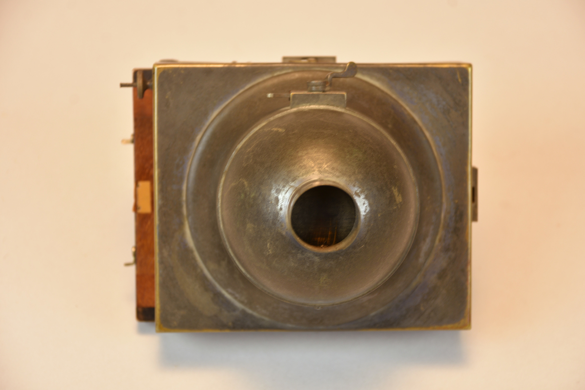 Photosphere, fransk handkamera helt i metall. och som började säljas 1889. Fästen på sidorna för briljantsökare som. I domen finns en halvklotformad så kallad giljotinslutare. Med ett dubbelsidigt magasin, negativformat 9x12.
Patent: "Brévété S.G.D.G. France & Étranger no. 1659."