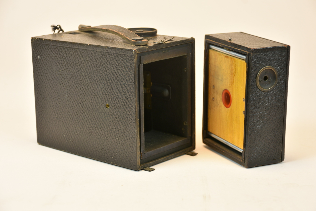 Lådkamera Kodak Junior No. 3. Objektivskydd av filt. Magasin för rullfilm, 100 exponeringar. För att ställa in exponeringstiden och bländare fälldes fronten fram med hjälp av den lilla öglan.
Lös skruv medföljer.
