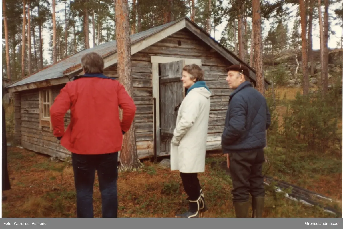 Gammel fløterkoie i Pasvik. Fra venstre er Svein H. Sørensen, Bodil Eide, og Olav Beddari. Fotograf Åsmund Warelius. 