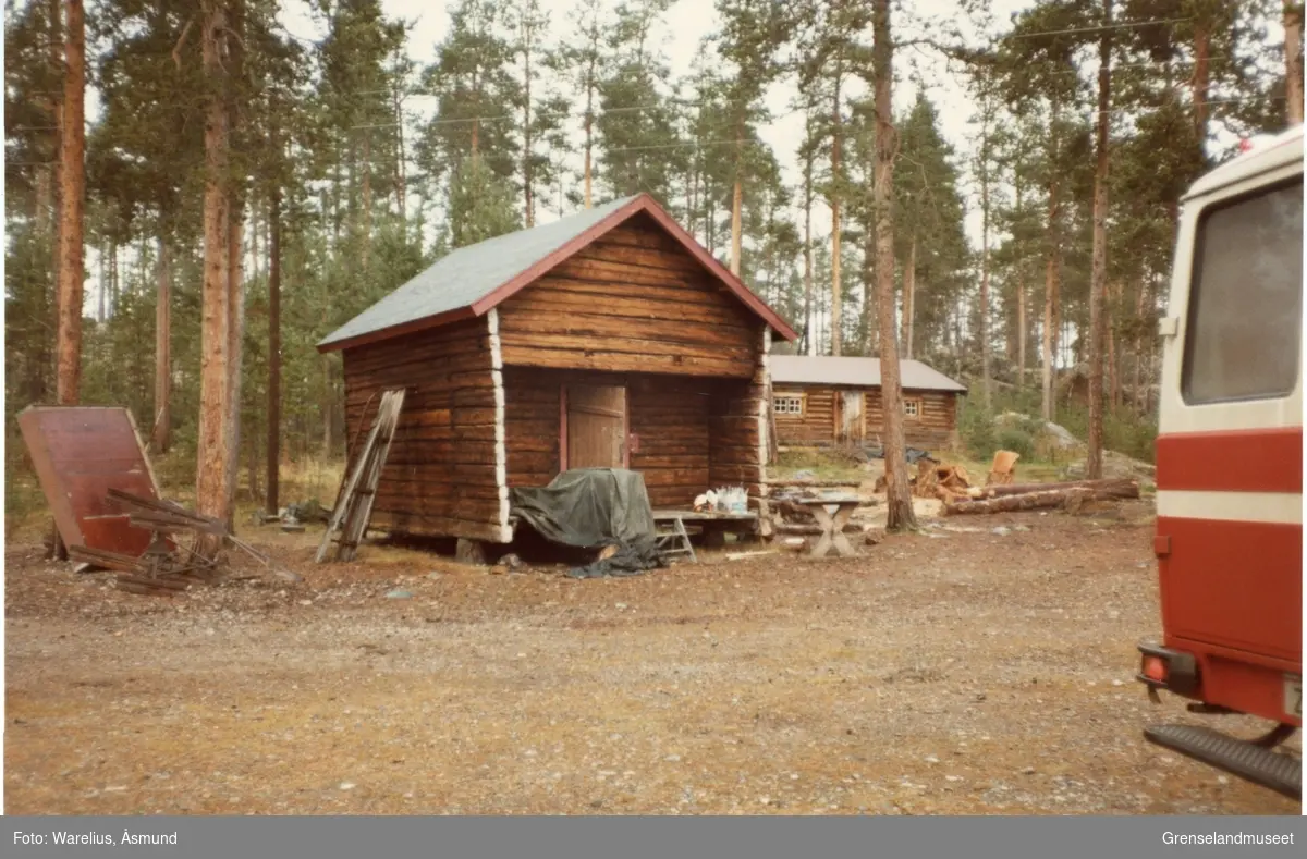 Museumsutvalg på befaring i Pasvik 09.10.1981. Statens skogers anlegg i Gjøkåsen. Fotograf Åsmund Warelius. 