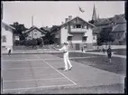 Sommargästerna spelar tennis.