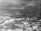 Flygfotografi av centralstationen, bangårdsområdet, Vasastaden och Tannefors i Linköping. Vy från nordväst, 1920-tal.