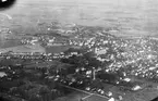 Flygfotografi av Linköping från sydost, 1925. Domkyrkan och vattentornet i mitten.