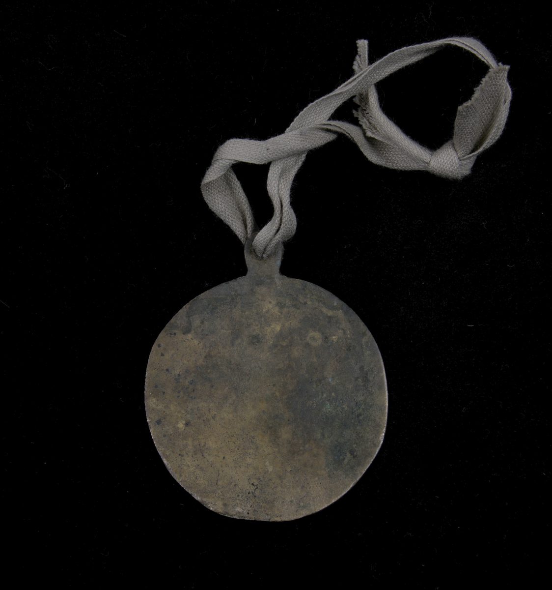 Amuletten, som tros tillhöra den tibetanska riktningen av taoismen, består av 9 centrala tecken, som ska symbolisera ett djur och en yttre ring bestående av 8 tecken. De åtta tecknen som finns i denna yttre ring, även kallat ”trigram”, är tänkta att symbolisera ett väderstreck och dess betydelse för naturen. Exempelvis kopplas tecknet för eld samman med väderstrecket syd, öst kopplas till blixt, väst kopplas till sjö och nord till vatten.

Amuletten förefaller dock att vara tillverkad upp- och nedvänd. 
Amuletten är gjuten av koppar, eller möjligen brons och tros vara tillverkad vid slutet 1800- till tidigt 1900-tal.