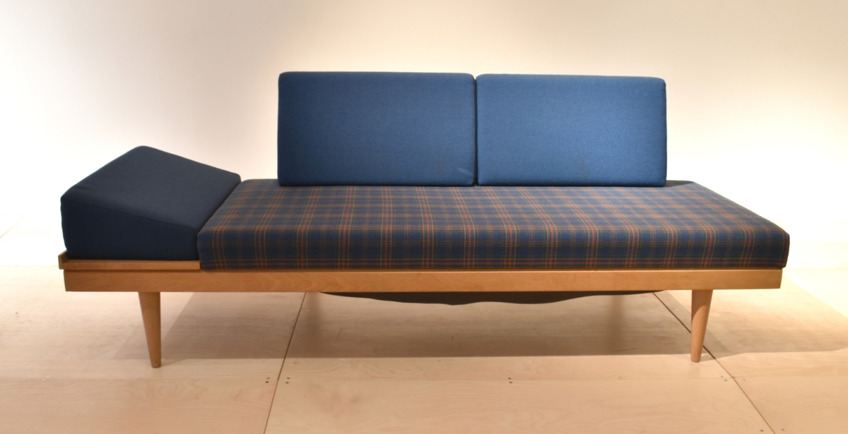 Hjørnesofa med moduloppbygging. Rasjonell i produksjon på grunn av oppbygningen. Ekornes sittt første eksportprodukt.