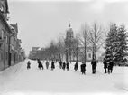 Storgatan i vinterskrud. Året är 1898 och ännu rör man sig riskfritt på stadens gator. Vy mot väster från gatans korsning med Repslagaregatan.