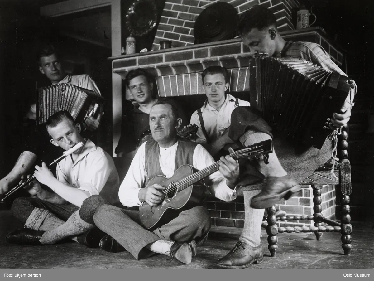 hytte, interiør, gruppe, menn, musikkinstrumenter, trekkspill, gitar, fløyte, peis