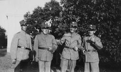 Fire menn i uniform.