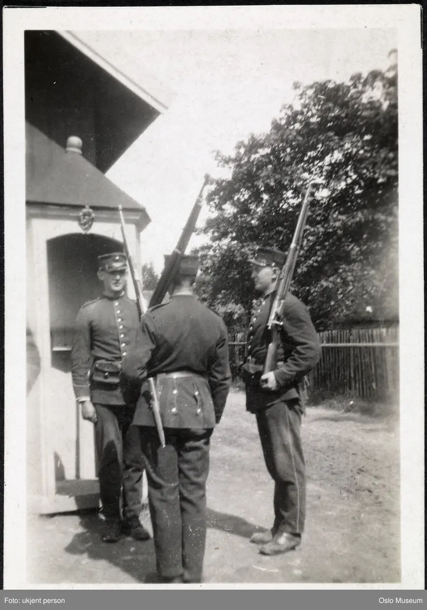 skilderhus, menn, soldater, uniformer, geværer