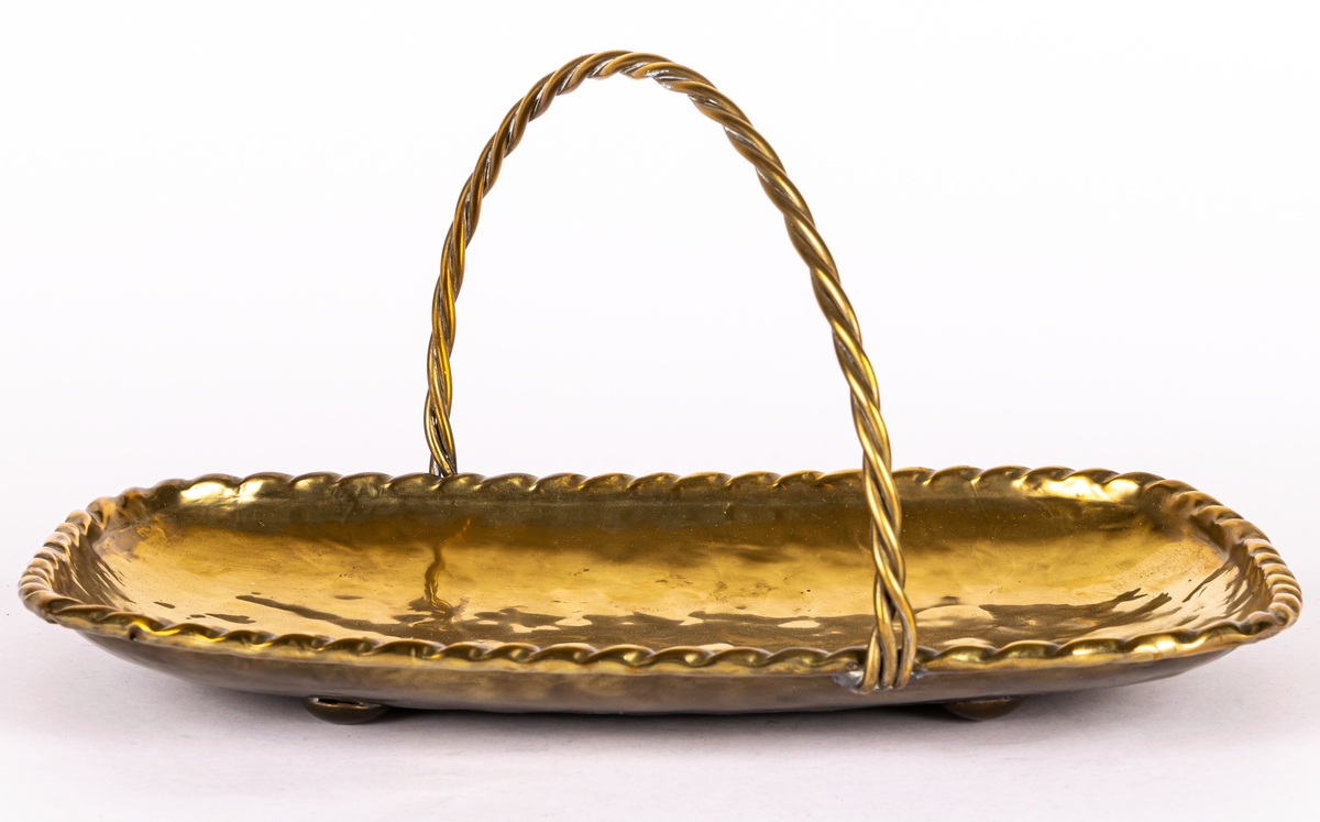 Brödkorg, mässing. Längd 27,5 cm bredd 17,5 cm.