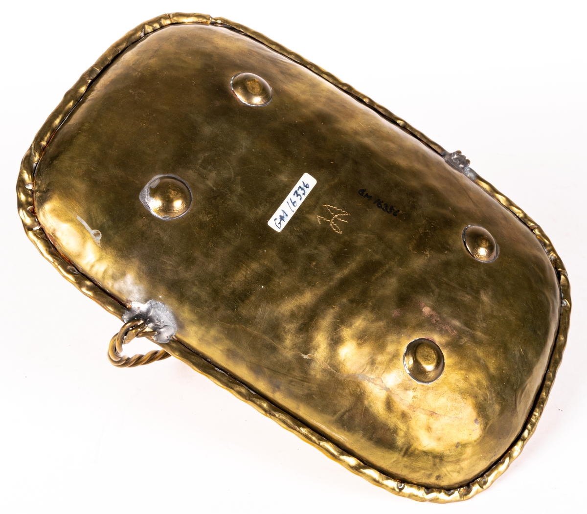 Brödkorg, mässing. Längd 27,5 cm bredd 17,5 cm.