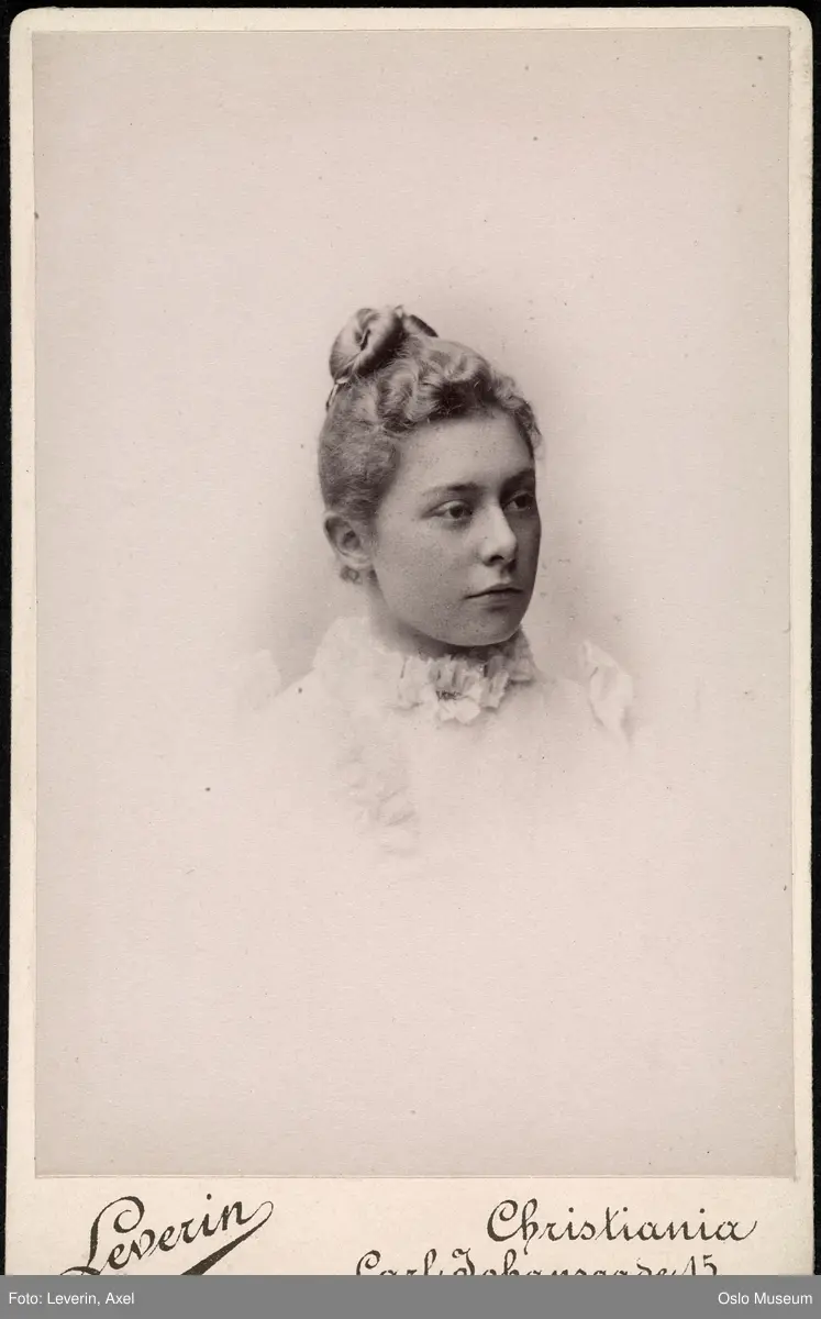 portrett, kvinne, vignettert brystbilde