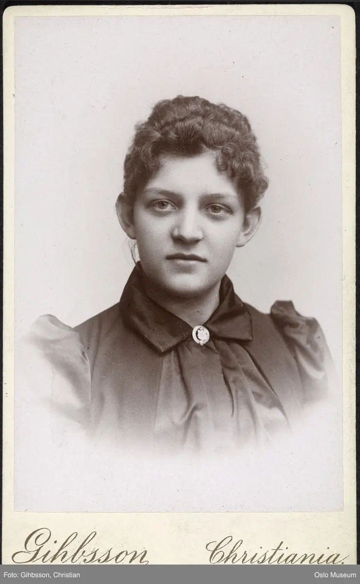 portrett, kvinne, vignettert brystbilde