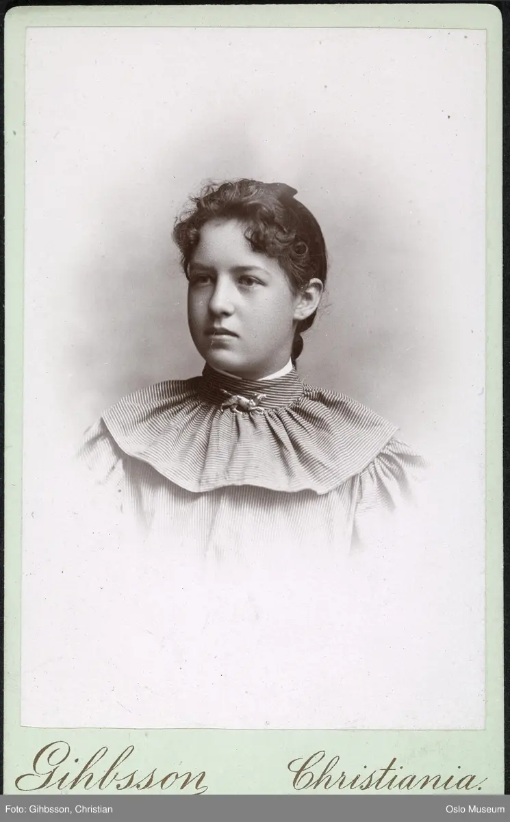 portrett, kvinne, vignettert brystbilde