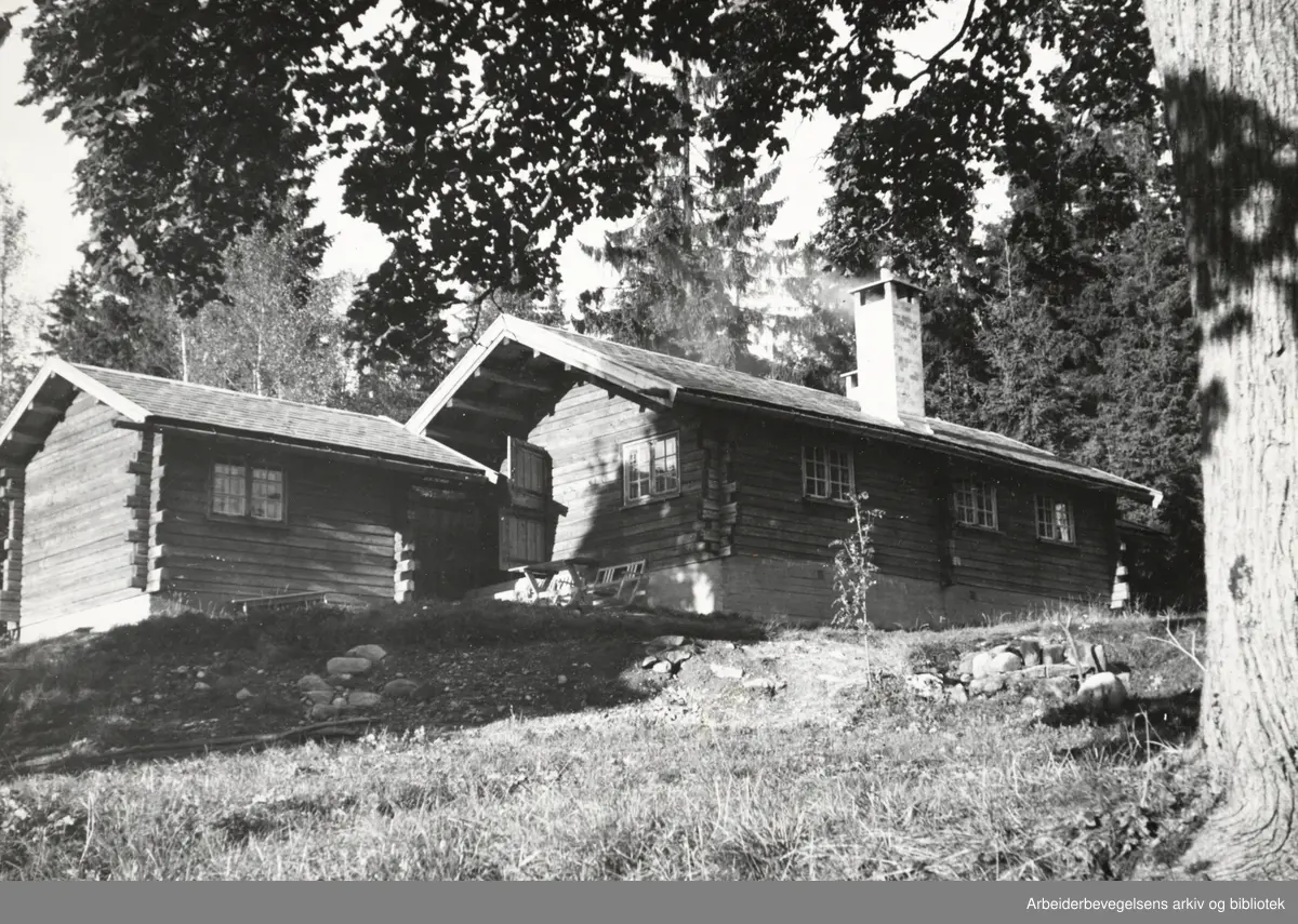 Martinhytta i Kroken, 18. september 1954 i Maridalen i Oslo. ( Martin Tranmæl"