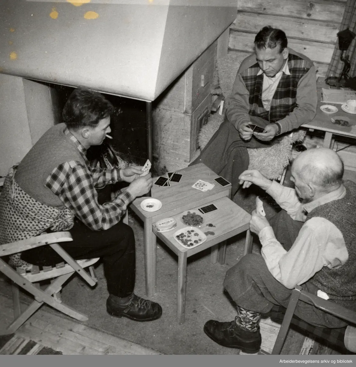 Martin Tranmæl sin hytte, Kroken, Maridalen Oslo. Bildetekst: Vinterferie i Maridalen, mars 1956. Til høyre er Martin Tranmæl.