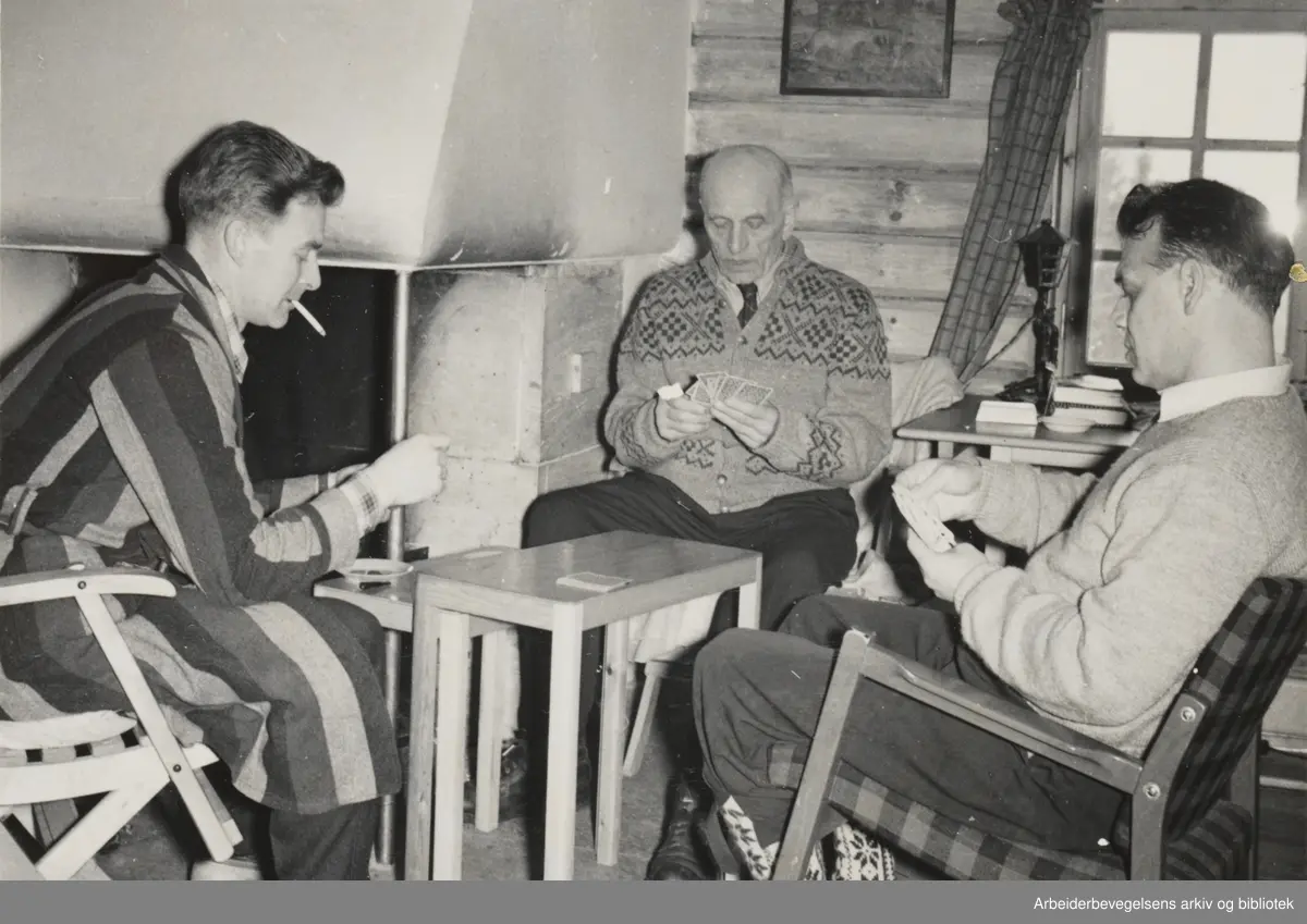 Martin Tranmæl i midten i Martinhytta, Kroken, Maridalen Oslo. 16. og 17. mars 1957 .Bildetekst: "Sprøyte-spill"