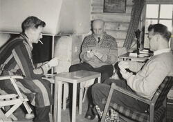 Martin Tranmæl i midten i Martinhytta, Kroken, Maridalen Osl