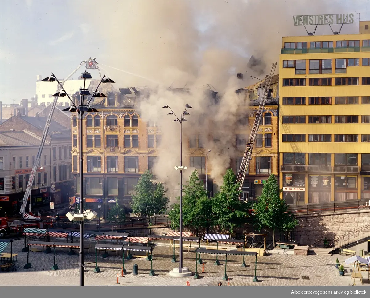 Brann i Pløens gate (fra 1999 Eva Kolstads gate) på Youngstorget. 13. juni 1996. Stensbakgården - oppkalt etter Petter Stensbaks jernvareforretning som holdt til i gården 1924 - 1996.