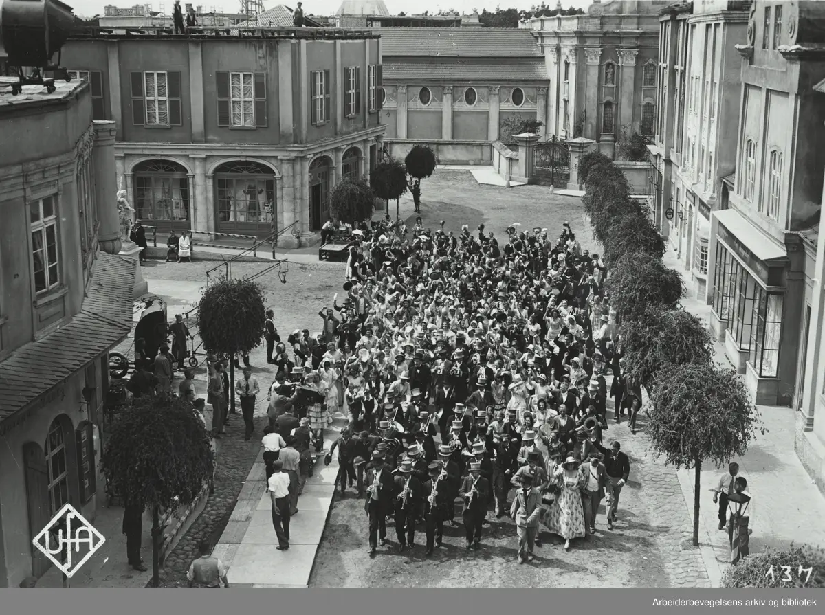 Fra opptakene i filmbyen Neubabelsberg til den musikalske komediefilmen "Walzerkrieg". UFA. 1933. Arbeidermagasinet/Magasinet for Alle
