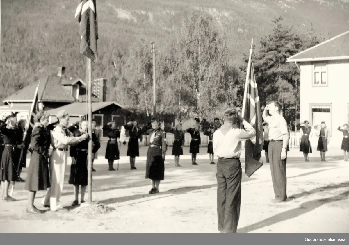 Ringebu Speidergruppe: Flaggparade ved kommuneplassen 17. mai i 1950.