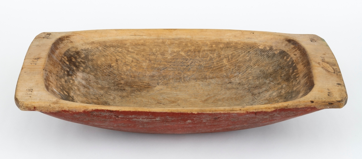 Trau, altså et forholdsvis stort, avlanget trefat som ble brukt under matlaging, i dette tilfellet på gardsbruket Lillebekken eller Bekken på Tolga i Nord-Østerdalen. Trauet  er 67,4 centimeter langt og 35,2 centimeter bredt på midten, 31,5 og 29,8 centimeter i ytterendene. Høyden fra bordplata (underlaget) til ytterkanten er 14 centimeter (målt i en av tverrendene). Trauet er lagd av et emne fra en grov stokk, antalig en furukabbe som er splittet i to. Den ene halvparten er utholdet fra margsida, mens yteveden er bearbeidet slik at den har fått en avrundet form med ei oval standflate (cirka 26,5 X 15 centimeter). I ytterendene er det avsatt 3-4 centimeter lange, om lag 3 centimeter tjukke kanter, som trauet kunne løftes i. Den ene kvisten som finnes i emnet er plassert ved en av disse ytterkantene. Yttersida av trauet er malt med rødbrun maling. 

Oversidene av «løftekantene» i ytterendene av trauet er merket med bokstavkonstellasjonene «IND» og «TPSB», påført med svijernstempler. Dette er antakelig initialene til tidligere eiere. Ut fra det vi vet om proveniensen til trauet er det nærliggende å anta at «IND» refererer til Ingeborg Nilsdatter, f. cirka 1770 på Nesset, gift med Tollef Pedersen (f. 1771) på Lillebekken i Tolga prestegjeld i Nord-Østerdalen.