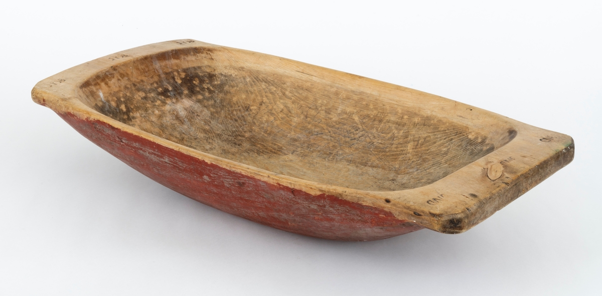 Trau, altså et forholdsvis stort, avlanget trefat som ble brukt under matlaging, i dette tilfellet på gardsbruket Lillebekken eller Bekken på Tolga i Nord-Østerdalen. Trauet  er 67,4 centimeter langt og 35,2 centimeter bredt på midten, 31,5 og 29,8 centimeter i ytterendene. Høyden fra bordplata (underlaget) til ytterkanten er 14 centimeter (målt i en av tverrendene). Trauet er lagd av et emne fra en grov stokk, antalig en furukabbe som er splittet i to. Den ene halvparten er utholdet fra margsida, mens yteveden er bearbeidet slik at den har fått en avrundet form med ei oval standflate (cirka 26,5 X 15 centimeter). I ytterendene er det avsatt 3-4 centimeter lange, om lag 3 centimeter tjukke kanter, som trauet kunne løftes i. Den ene kvisten som finnes i emnet er plassert ved en av disse ytterkantene. Yttersida av trauet er malt med rødbrun maling. 

Oversidene av «løftekantene» i ytterendene av trauet er merket med bokstavkonstellasjonene «IND» og «TPSB», påført med svijernstempler. Dette er antakelig initialene til tidligere eiere. Ut fra det vi vet om proveniensen til trauet er det nærliggende å anta at «IND» refererer til Ingeborg Nilsdatter, f. cirka 1770 på Nesset, gift med Tollef Pedersen (f. 1771) på Lillebekken i Tolga prestegjeld i Nord-Østerdalen.