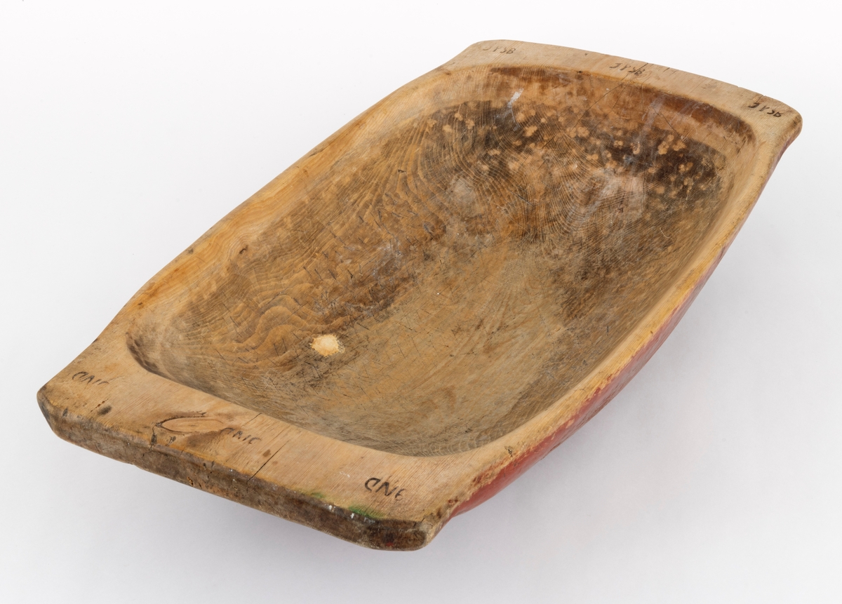 Trau, altså et forholdsvis stort, avlanget trefat som ble brukt under matlaging, i dette tilfellet på gardsbruket Lillebekken eller Bekken på Tolga i Nord-Østerdalen. Trauet  er 67,4 centimeter langt og 35,2 centimeter bredt på midten, 31,5 og 29,8 centimeter i ytterendene. Høyden fra bordplata (underlaget) til ytterkanten er 14 centimeter (målt i en av tverrendene). Trauet er lagd av et emne fra en grov stokk, antalig en furukabbe som er splittet i to. Den ene halvparten er utholdet fra margsida, mens yteveden er bearbeidet slik at den har fått en avrundet form med ei oval standflate (cirka 26,5 X 15 centimeter). I ytterendene er det avsatt 3-4 centimeter lange, om lag 3 centimeter tjukke kanter, som trauet kunne løftes i. Den ene kvisten som finnes i emnet er plassert ved en av disse ytterkantene. Yttersida av trauet er malt med rødbrun maling. 

Oversidene av «løftekantene» i ytterendene av trauet er merket med bokstavkonstellasjonene «IND» og «TPSB», påført med svijernstempler. Dette er antakelig initialene til tidligere eiere. Ut fra det vi vet om proveniensen til trauet er det nærliggende å anta at «IND» refererer til Ingeborg Nilsdatter, f. cirka 1770 på Nesset, gift med Tollef Pedersen (f. 1771) på Lillebekken i Tolga prestegjeld i Nord-Østerdalen.