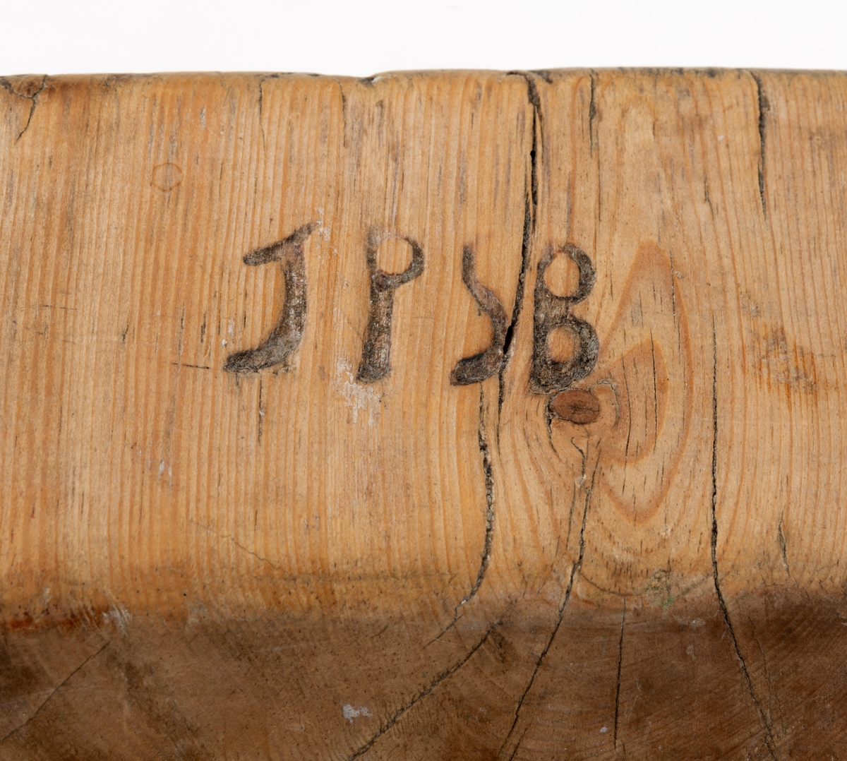 Trau, altså et forholdsvis stort, avlanget trefat som ble brukt under matlaging, i dette tilfellet på gardsbruket Lillebekken eller Bekken på Tolga i Nord-Østerdalen. Trauet  er 67,4 centimeter langt og 35,2 centimeter bredt på midten, 31,5 og 29,8 centimeter i ytterendene. Høyden fra bordplata (underlaget) til ytterkanten er 14 centimeter (målt i en av tverrendene). Trauet er lagd av et emne fra en grov stokk, antalig en furukabbe som er splittet i to. Den ene halvparten er utholdet fra margsida, mens yteveden er bearbeidet slik at den har fått en avrundet form med ei oval standflate (cirka 26,5 X 15 centimeter). I ytterendene er det avsatt 3-4 centimeter lange, om lag 3 centimeter tjukke kanter, som trauet kunne løftes i. Den ene kvisten som finnes i emnet er plassert ved en av disse ytterkantene. Yttersida av trauet er malt med rødbrun maling. 

Oversidene av «løftekantene» i ytterendene av trauet er merket med bokstavkonstellasjonene «IND» og «TPSB», påført med svijernstempler. Dette er antakelig initialene til tidligere eiere. Ut fra det vi vet om proveniensen til trauet er det nærliggende å anta at «IND» refererer til Ingeborg Nilsdatter, f. cirka 1770 på Nesset, gift med Tollef Pedersen (f. 1771) på Lillebekken i Tolga prestegjeld i Nord-Østerdalen.