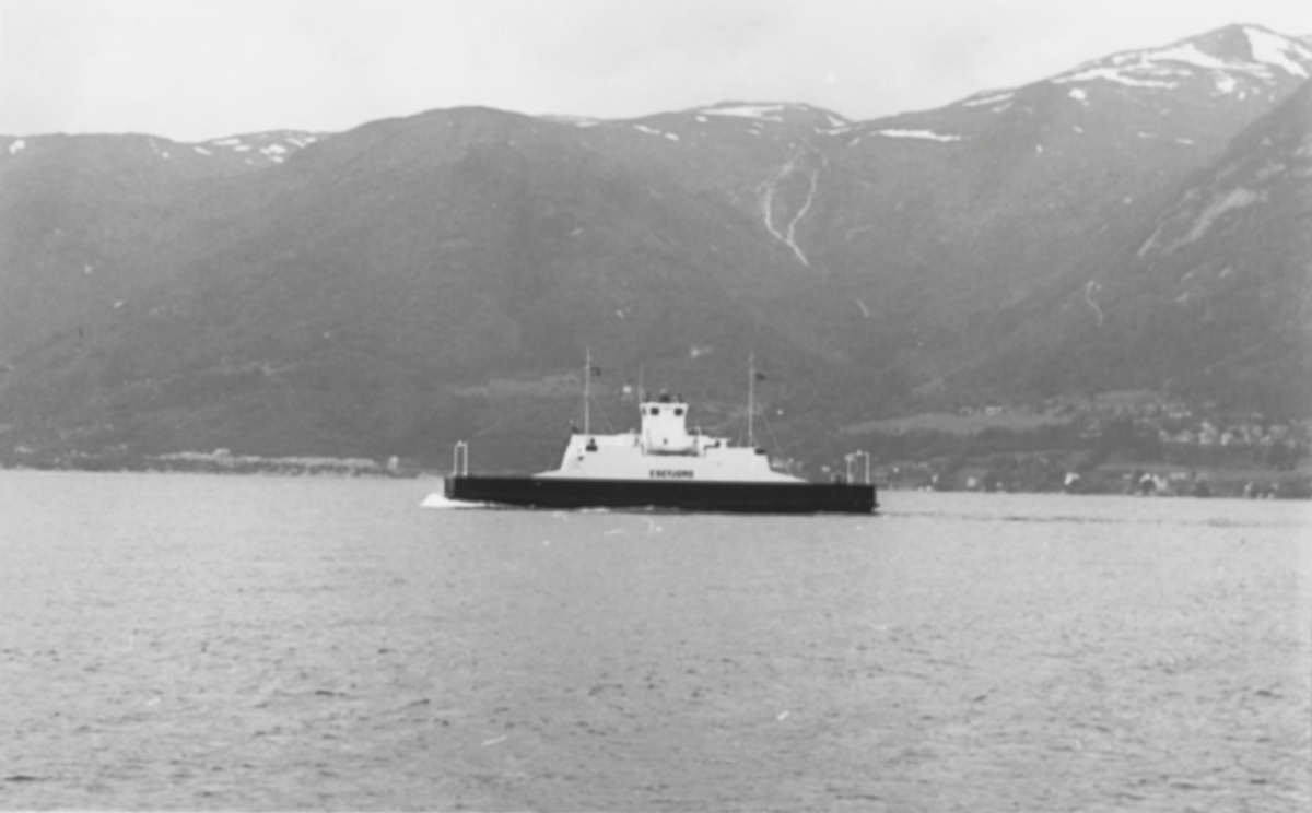 M/F Esefjord (b.1971, Løland Verft A/S, Leirvik i Sogn)