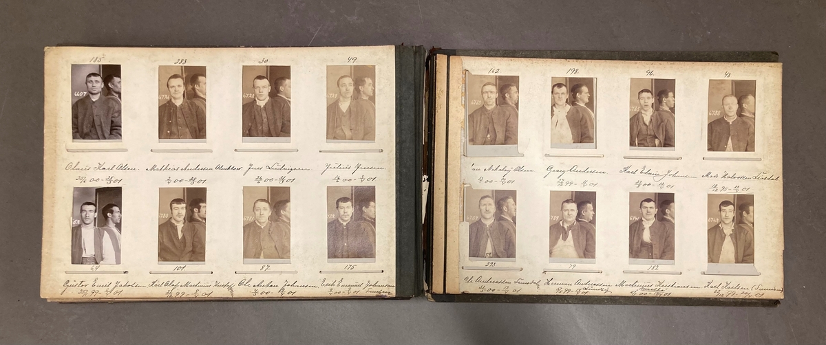 Skinninbundet album. Albumsider i papp. Løse bilder plassert i lommer. Bildene er godt bevart, men selve albumet er i dårlig stand.