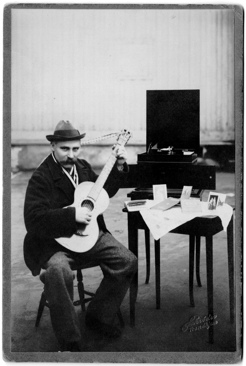 Ludvig Wang med gitar