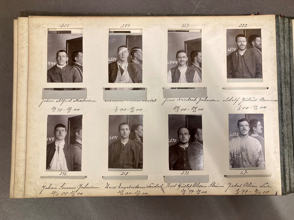 Skinninbundet album. Albumsider i papp. Løse bilder plassert i lommer. Bildene er godt bevart, men selve albumet er i dårlig stand.