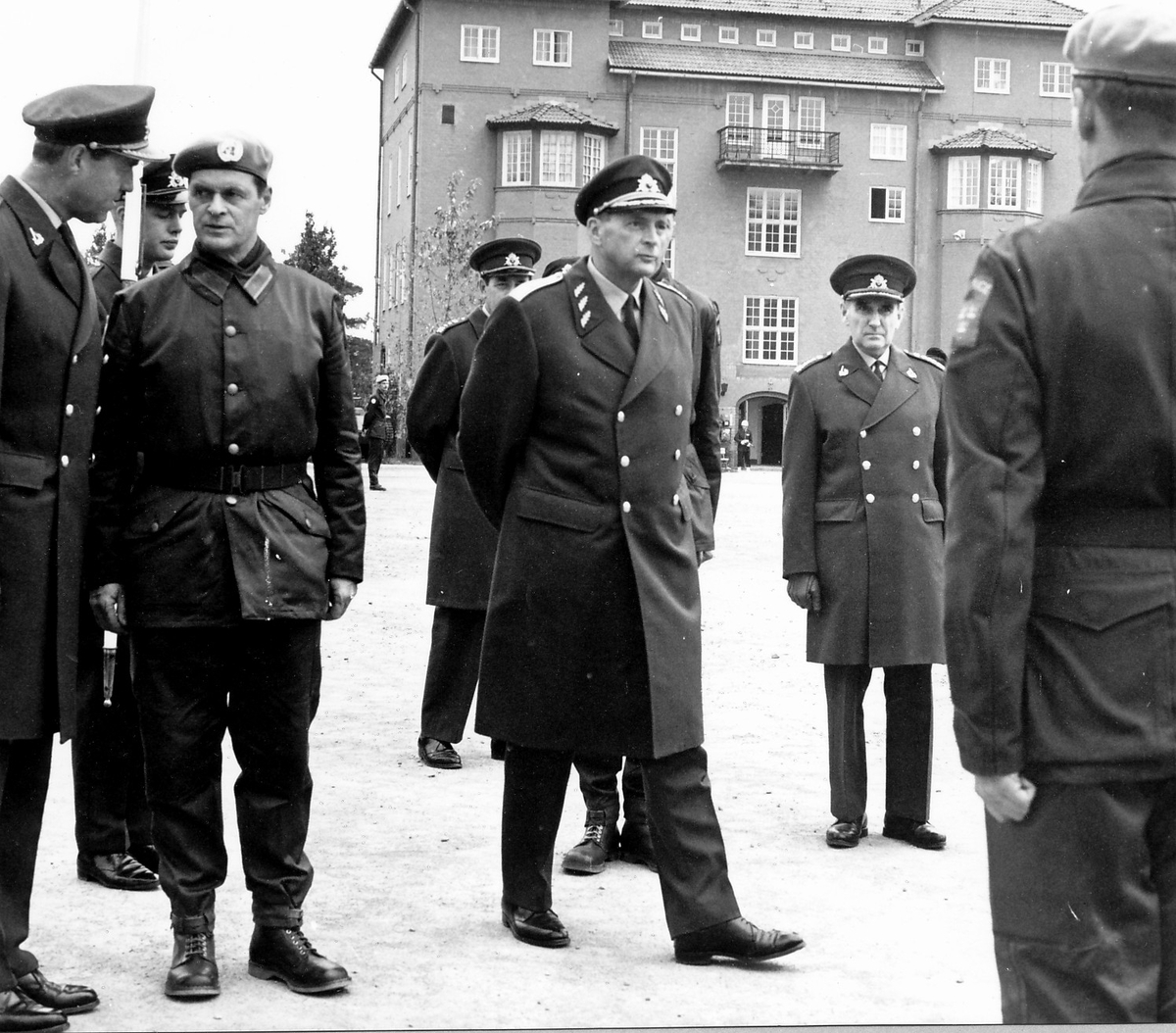 Kaserngården, 1969

FN bataljon 43C inspekteras av arméchefen vid P 10 1969-10-17.

CA generallöjtnant Carl-Eric Almgren visiterar bataljonen i följe av bataljonchefen överste Lars Levén, Nils Stenqvist, Gunnar Henricson, överstelöjtnant Ragnar Tauvon, kapten Eric Lundqvist och fänrik Erik Berg.

OBS 3 bilder