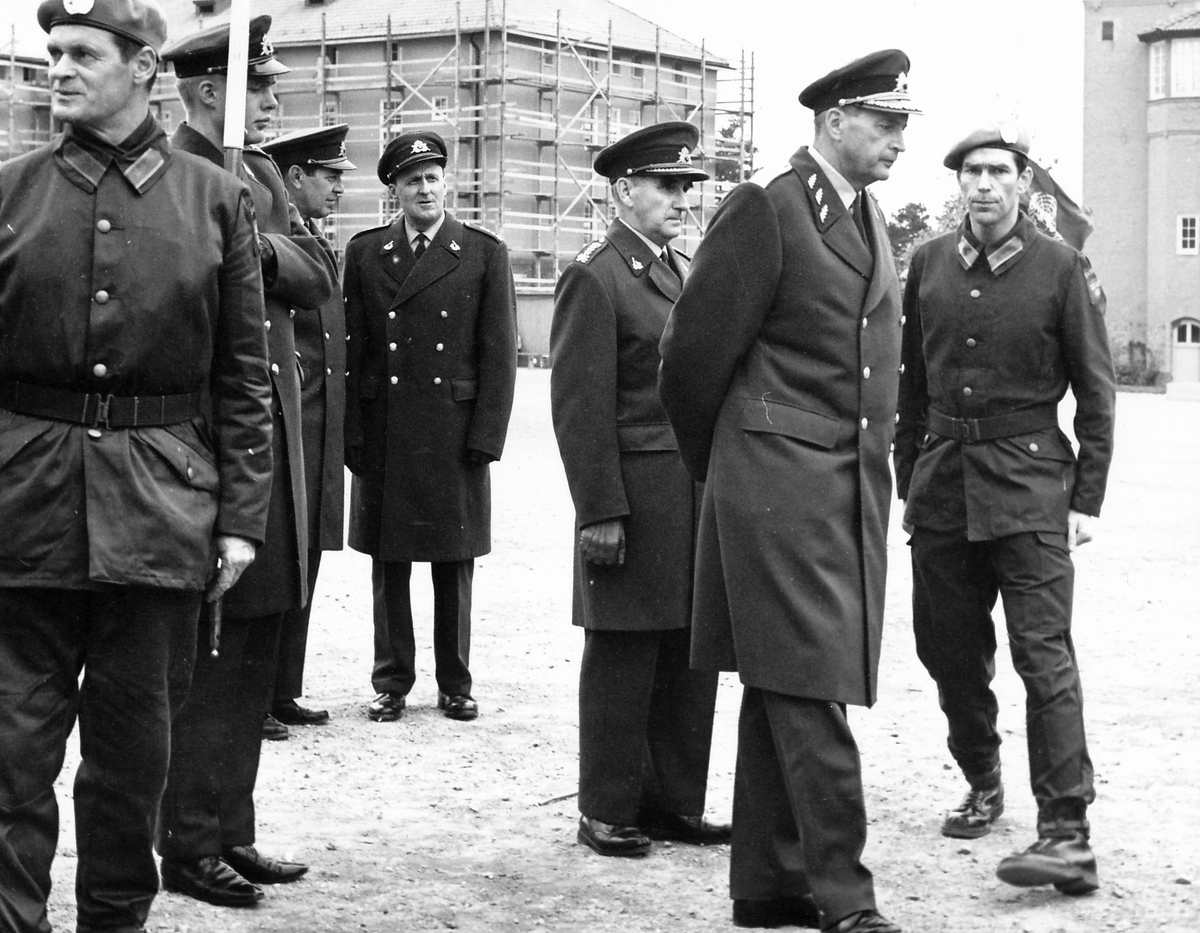 Kaserngården, 1969

FN bataljon 43C inspekteras av arméchefen vid P 10 1969-10-17.

CA generallöjtnant Carl-Eric Almgren visiterar bataljonen i följe av bataljonchefen överste Lars Levén, Nils Stenqvist, Gunnar Henricson, överstelöjtnant Ragnar Tauvon, kapten Eric Lundqvist och fänrik Erik Berg.

OBS 3 bilder