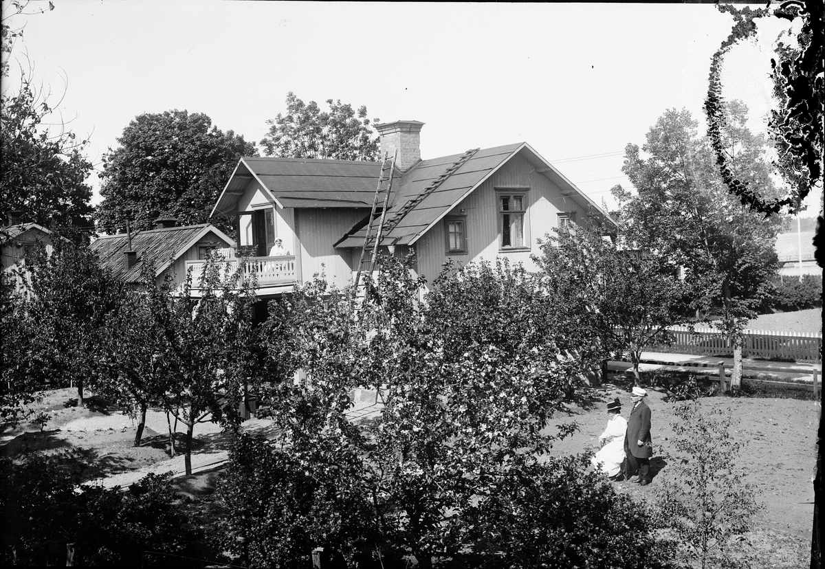 Man och kvinna i trädgård, Östhammar, Uppland