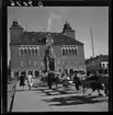 Borås. Människor sitter framför Rådhuset på Stora torget.