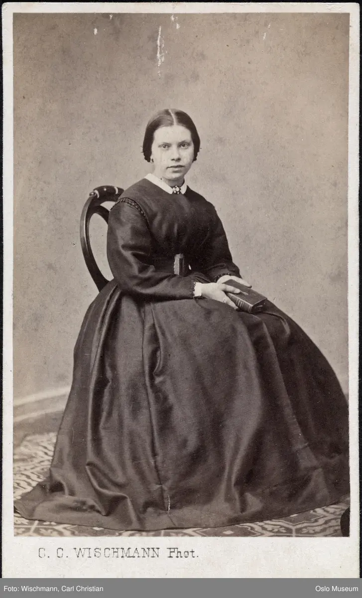 portrett, kvinne, sittende helfigur