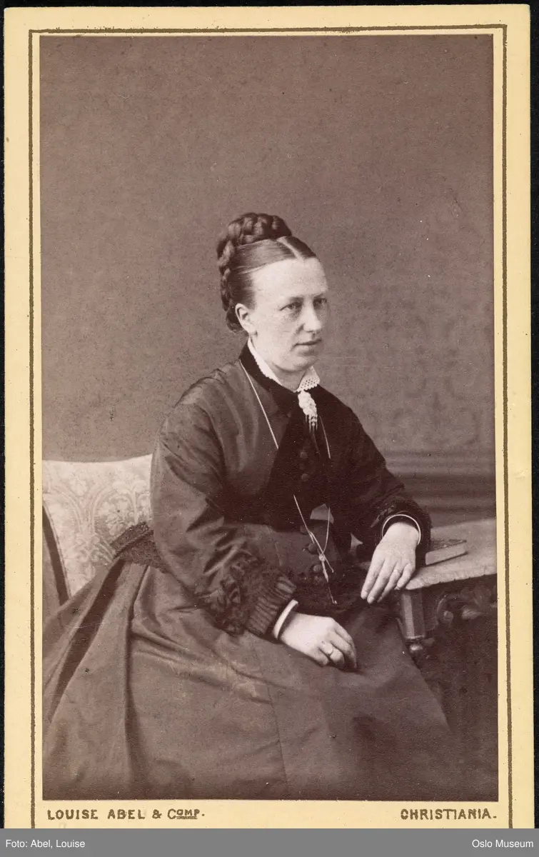 portrett, kvinne, sittende knefigur