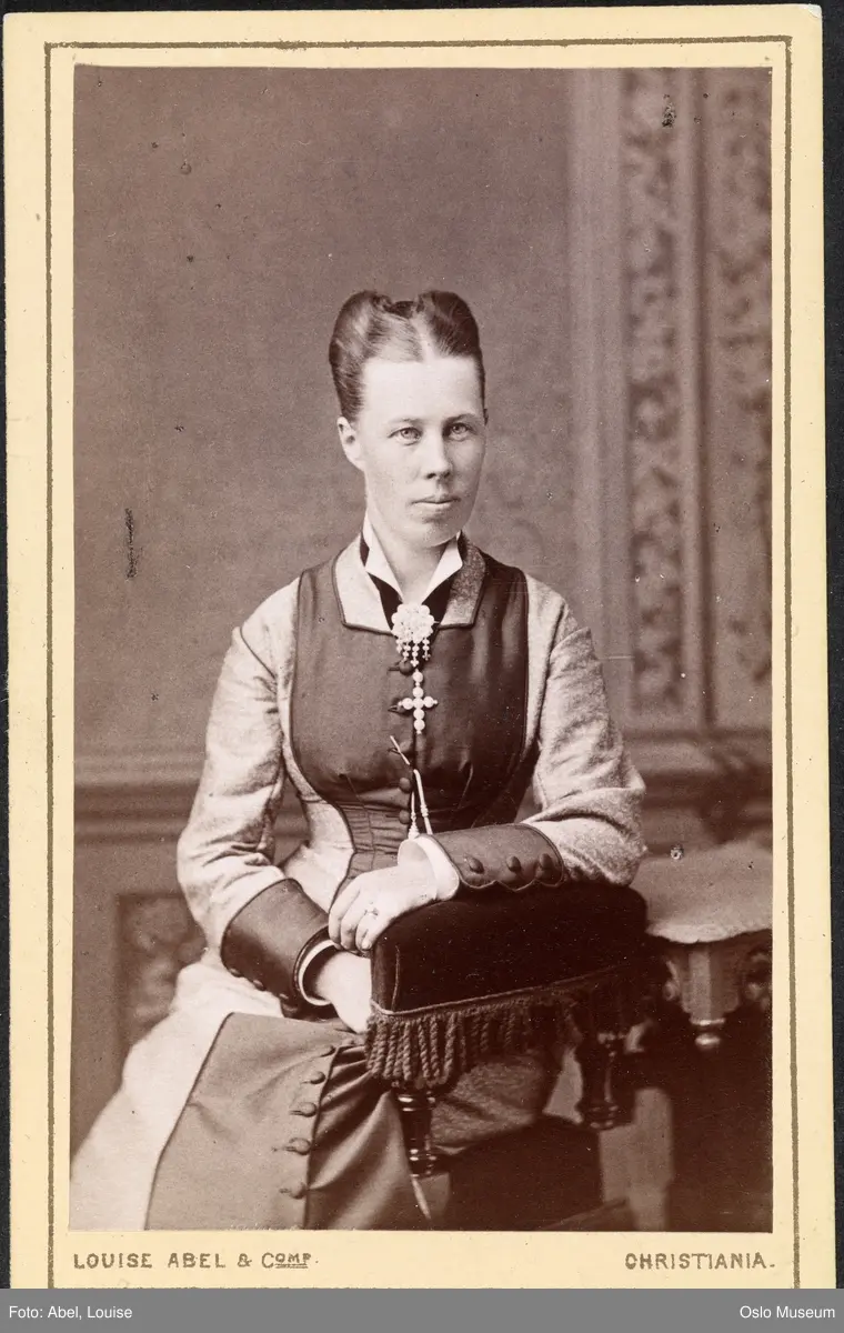 portrett, kvinne, sittende knefigur