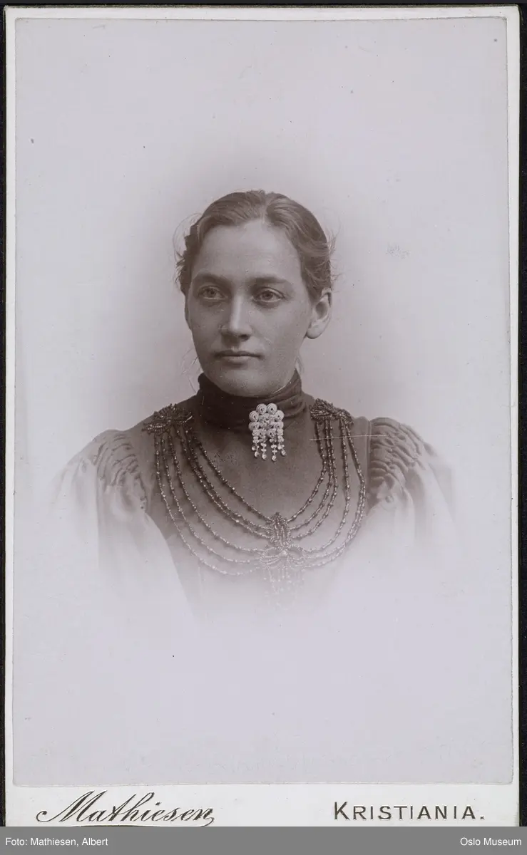 portrett, kvinne, vignettert brystbilde