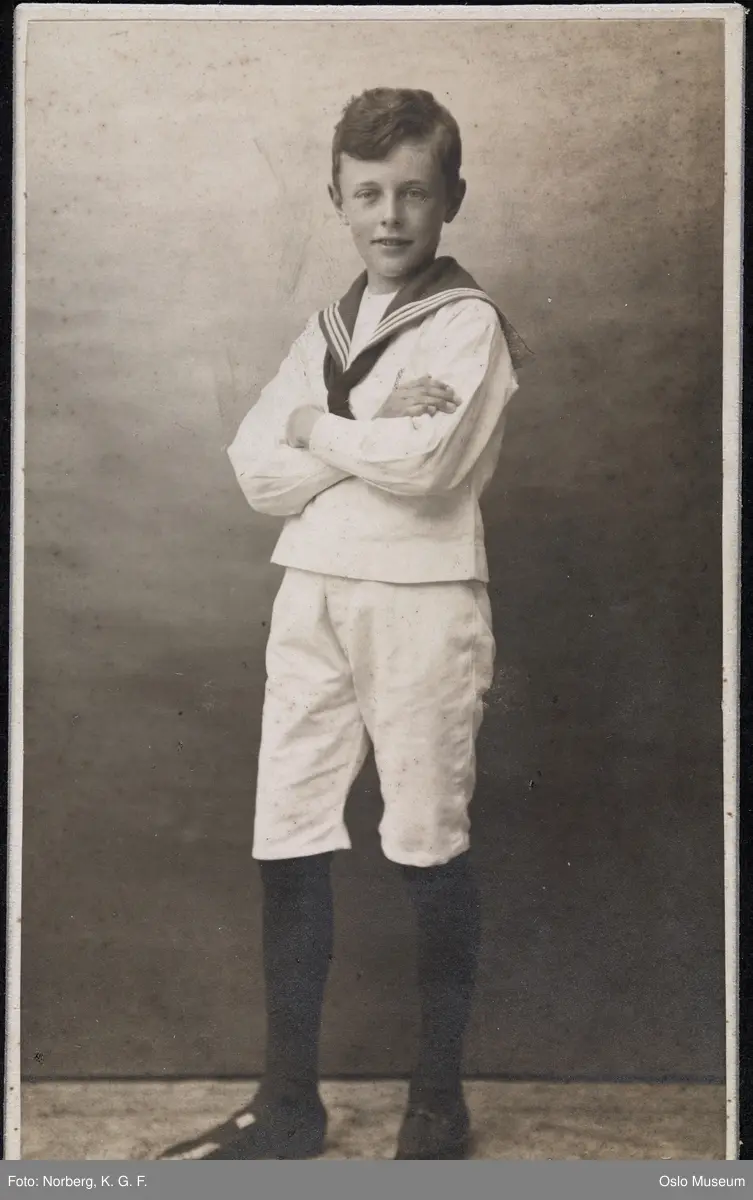 portrett, gutt, stående helfigur, matrosdress