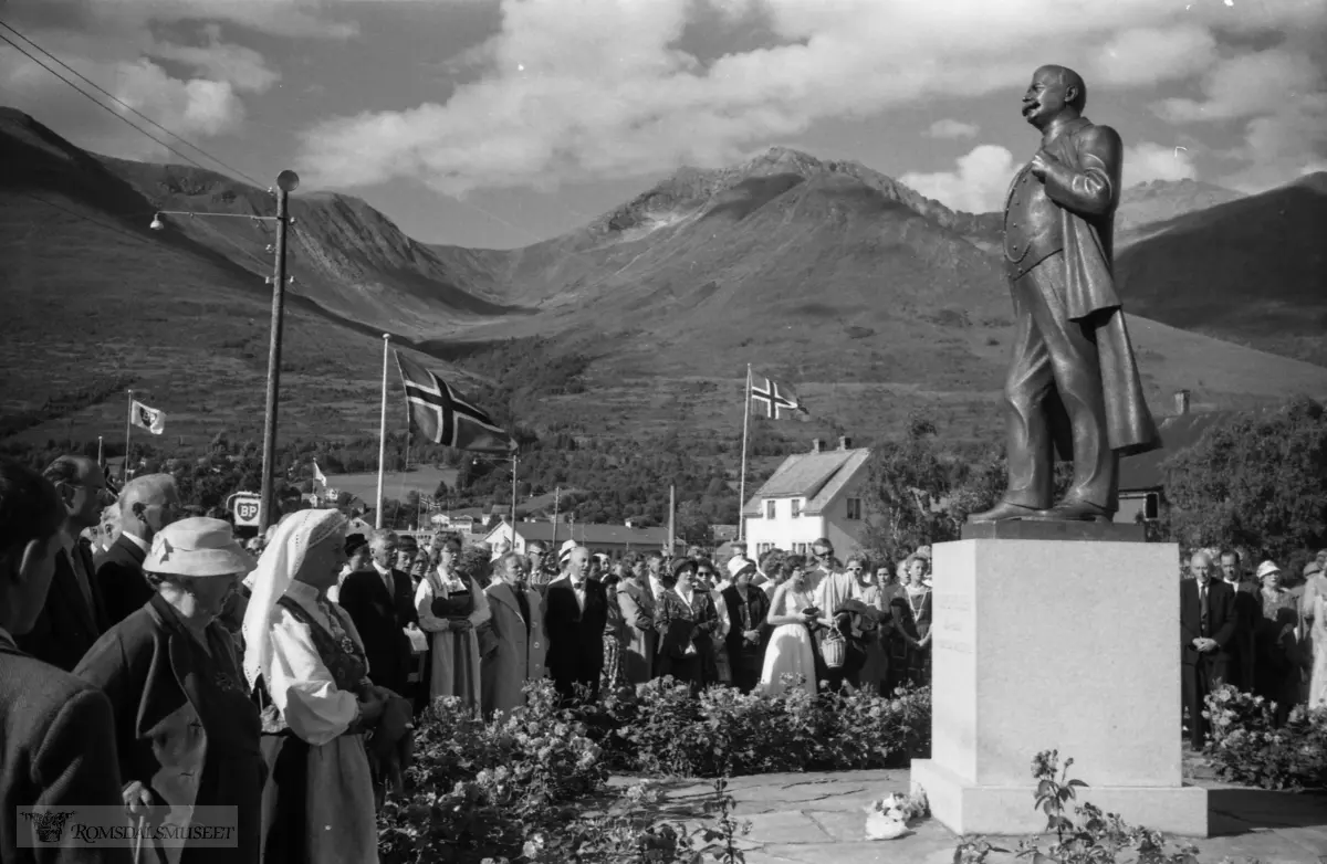 "Volda"."Hovden monument"."1960".14.08.1960. .Avduking av Hovden statuen. Anders Karlson Hovden f.13.04.1860 i Ørsta, d.26.11.1943 i Aker, var en norsk prest og forfatter, i dag kjent som salmedikter.