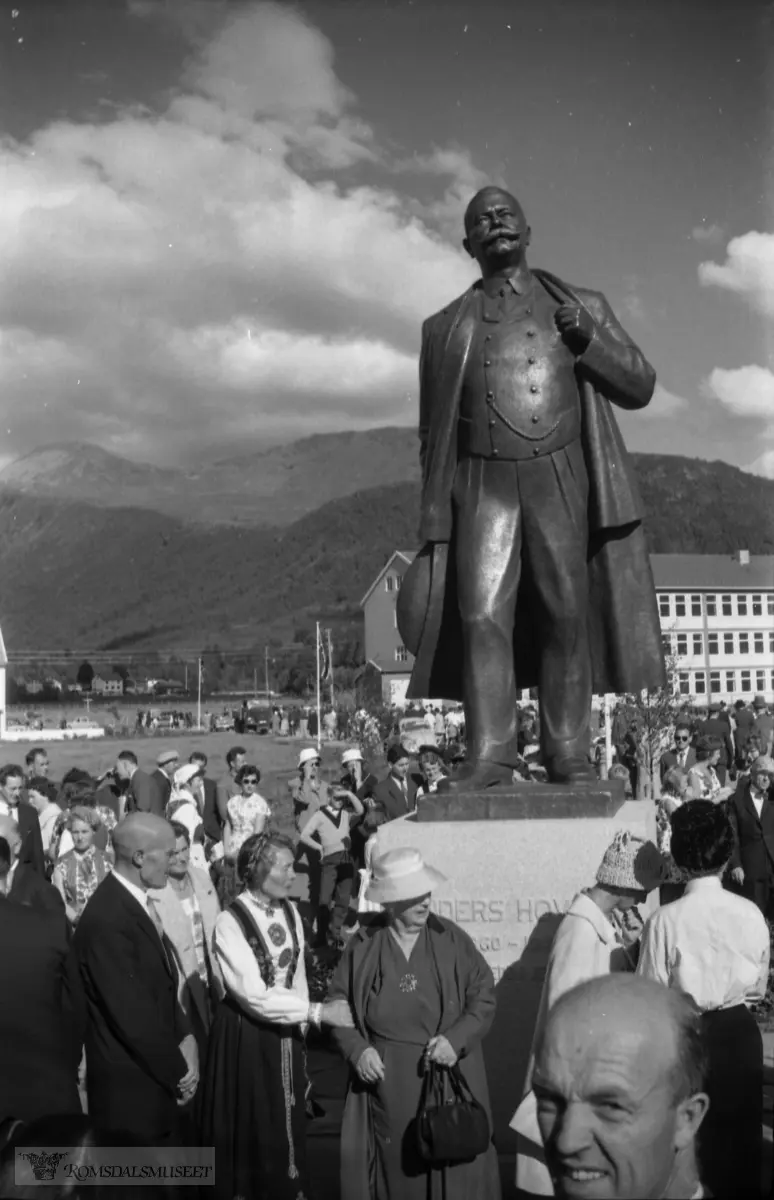 "Volda"."Hovden monument"."1960".14.08.1960. .Avduking av Hovden statuen. Anders Karlson Hovden f.13.04.1860 i Ørsta, d.26.11.1943 i Aker, var en norsk prest og forfatter, i dag kjent som salmedikter.