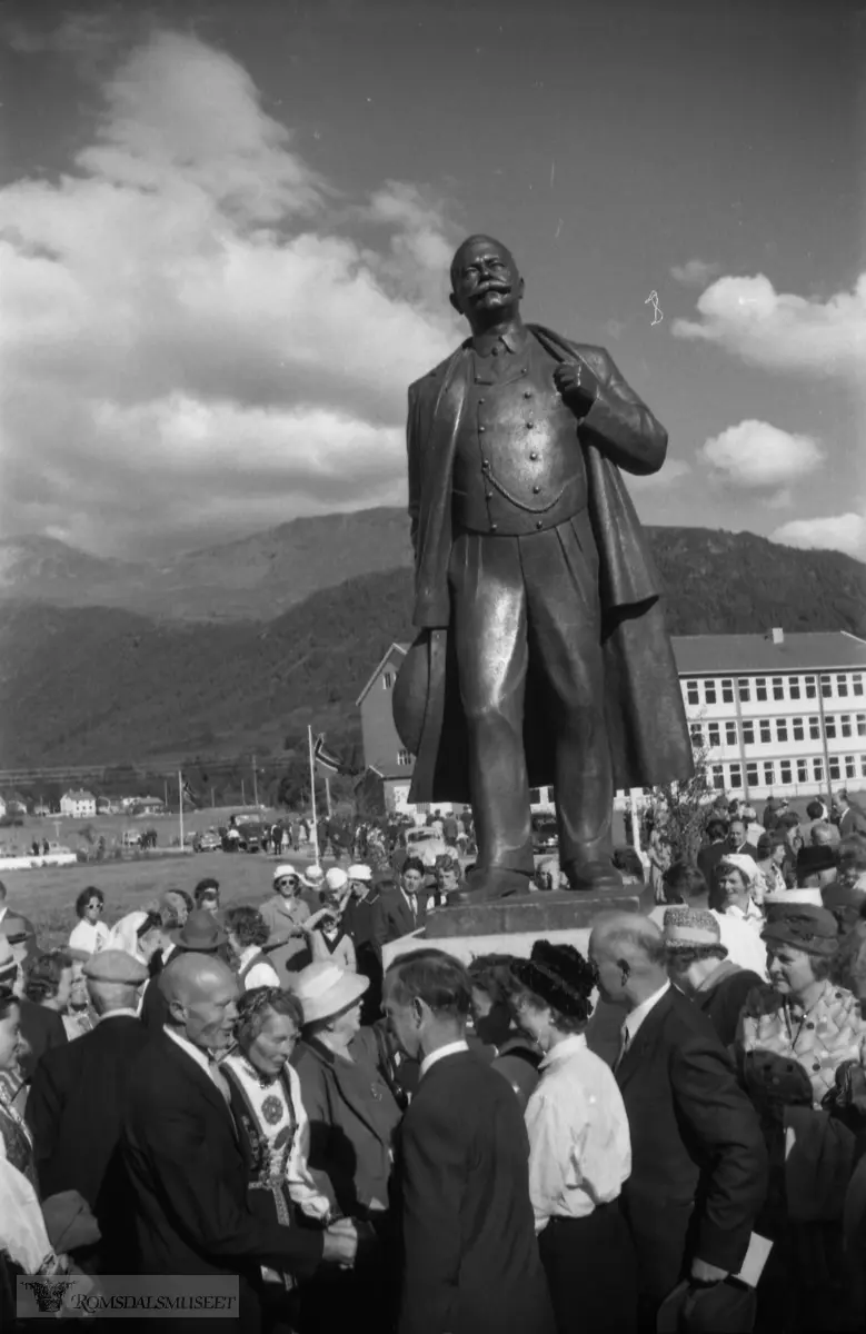 "Volda"."Hovden monument"."1960".14.08.1960. .Avduking av Hovden statuen. Anders Karlson Hovden f.13.04.1860 i Ørsta, d.26.11.1943 i Aker, var en norsk prest og forfatter, i dag kjent som salmedikter.