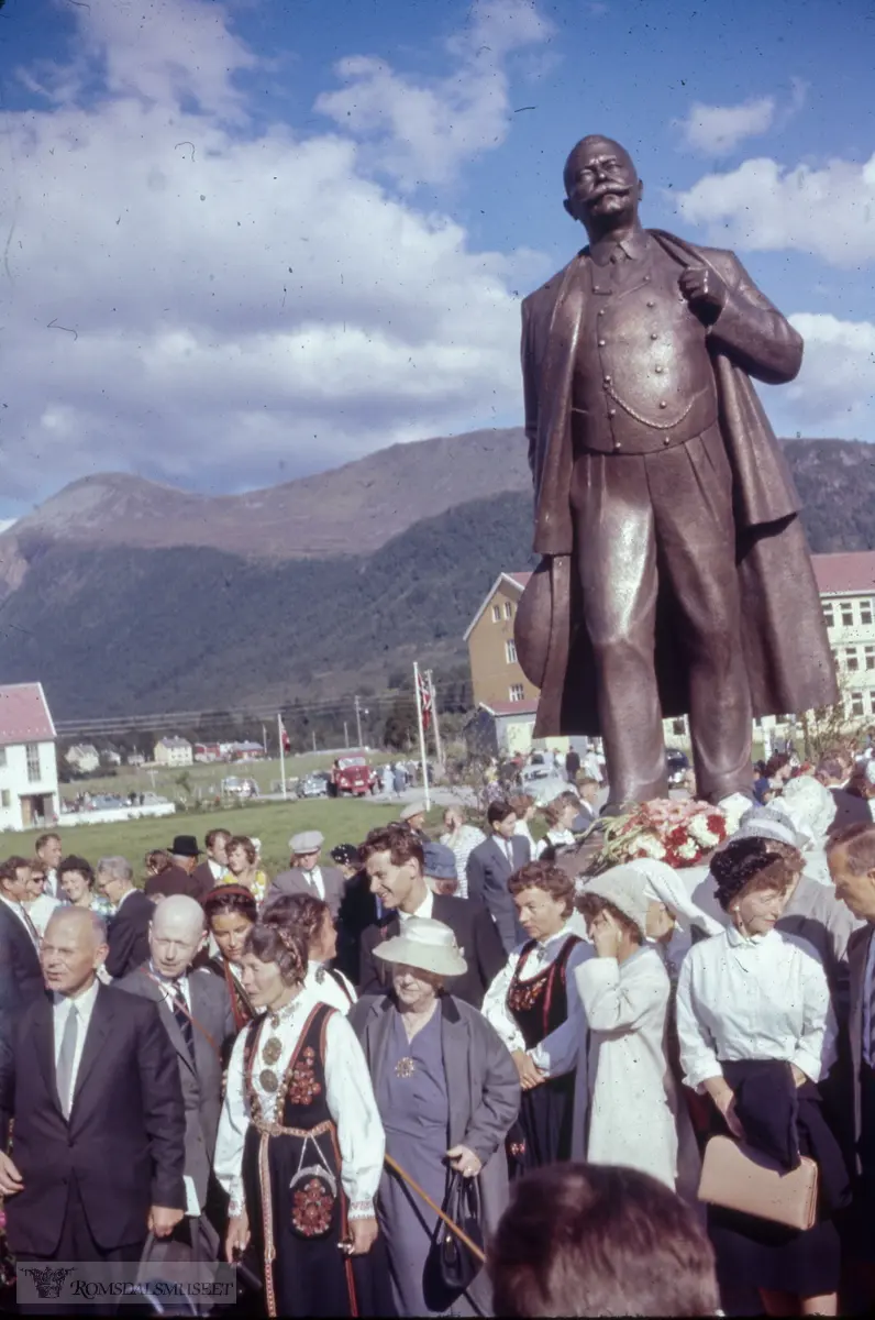 1960..Avduking av Hovden statuen..Anders Karlson Hovden f.13.04.1860 i Ørsta, d.26.11.1943 i Aker, var en norsk prest og forfatter, i dag kjent som salmedikter.