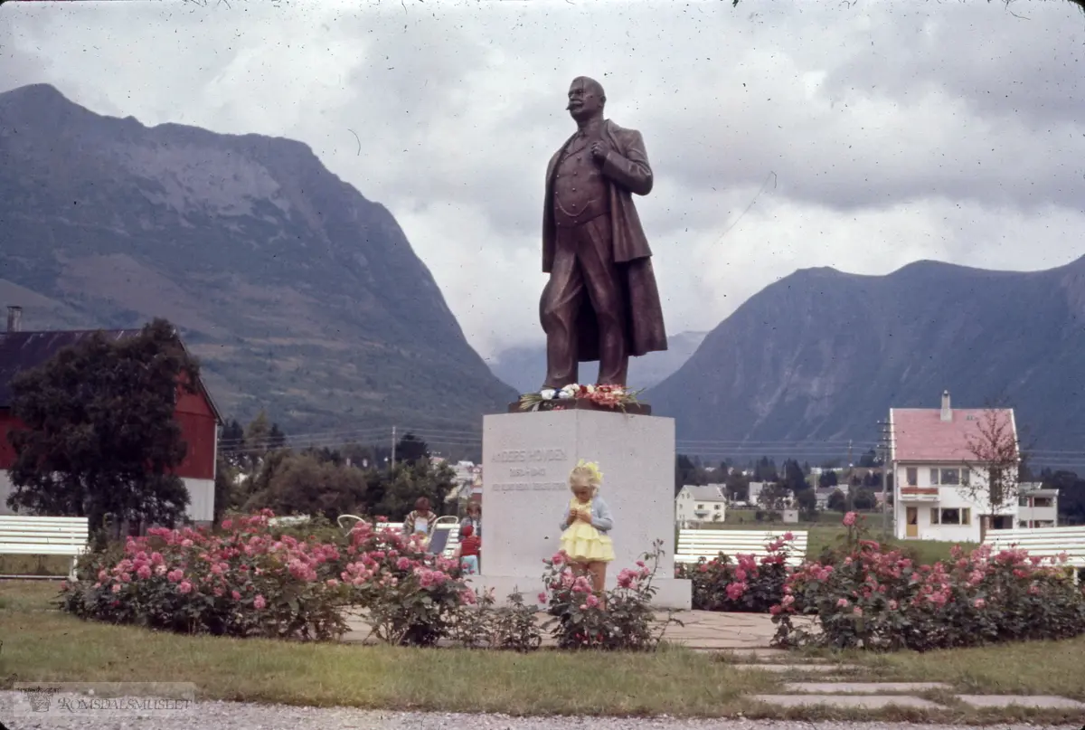 1960..Avduking av Hovden statuen..Anders Karlson Hovden f.13.04.1860 i Ørsta, d.26.11.1943 i Aker, var en norsk prest og forfatter, i dag kjent som salmedikter.