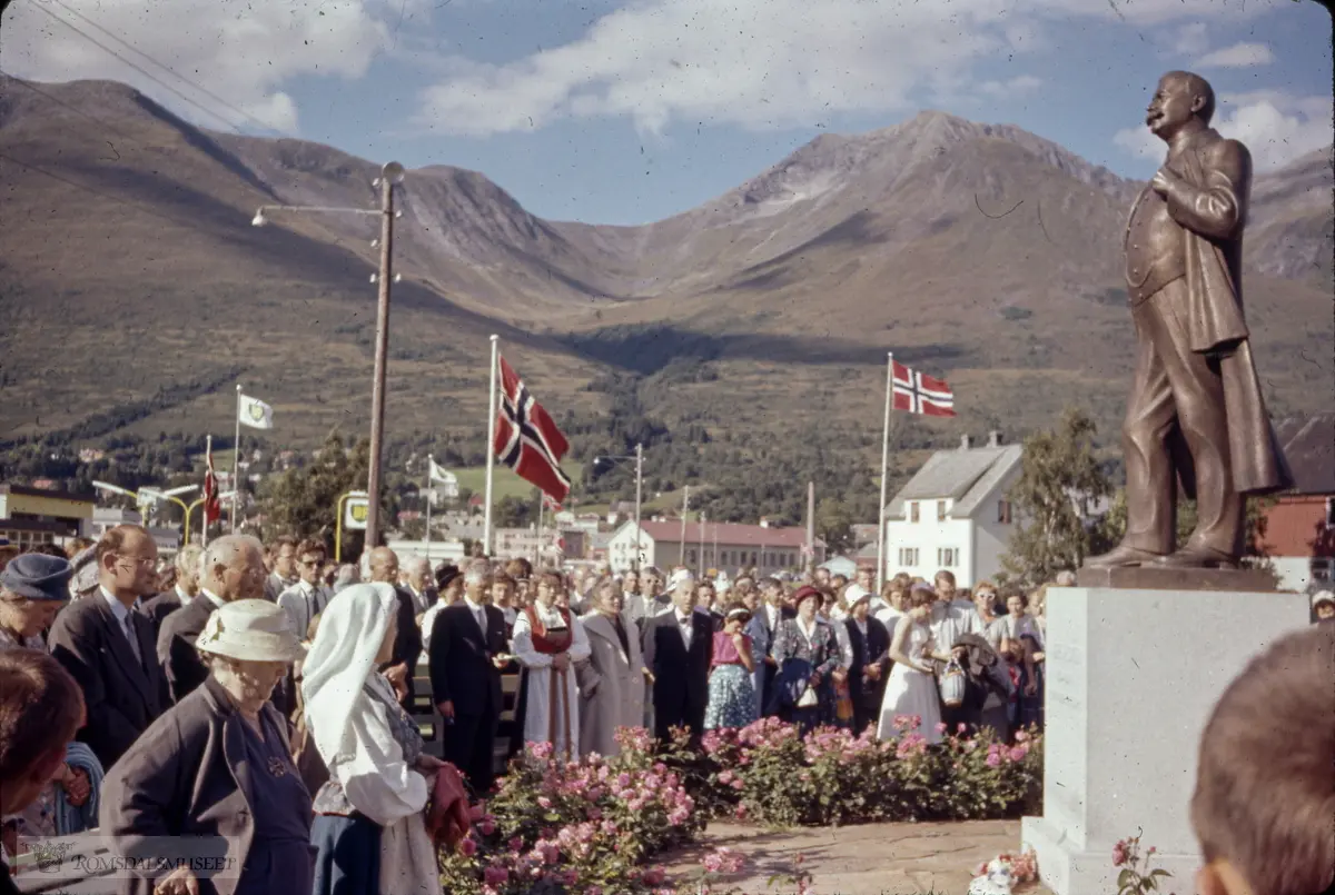 1960..Avduking av Hovden statuen..Anders Karlson Hovden f.13.04.1860 i Ørsta, d.26.11.1943 i Aker, var en norsk prest og forfatter, i dag kjent som salmedikter.