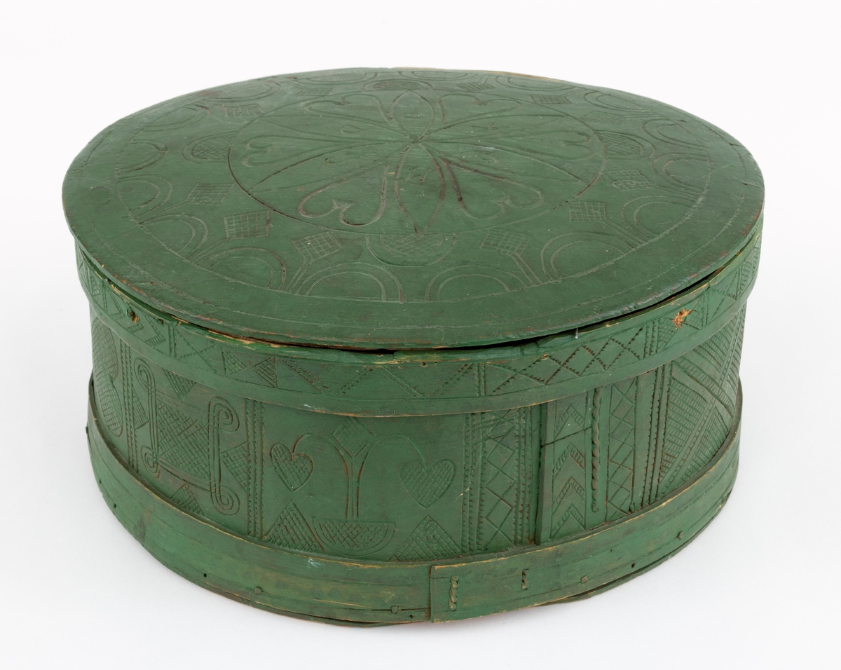 Rikt utskåret både på lokk og tine. 